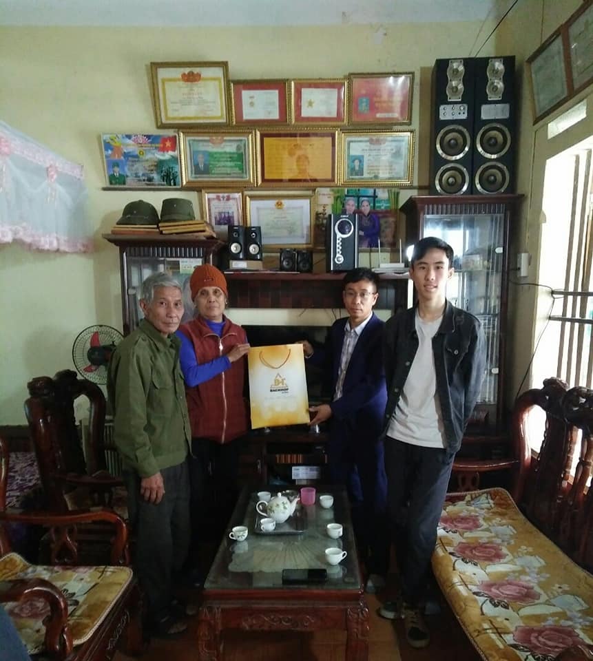 Ông Đặng Văn Tân thay mặt Công ty TNHH ĐT TM Bách Hợp lại về thăm và chúc tết Bà Lương Thị Hội cùng gia đình, tại xã Bản Ngoại, huyện Đại Từ, tỉnh Thái Nguyên, bà Hội là cựu TNXP